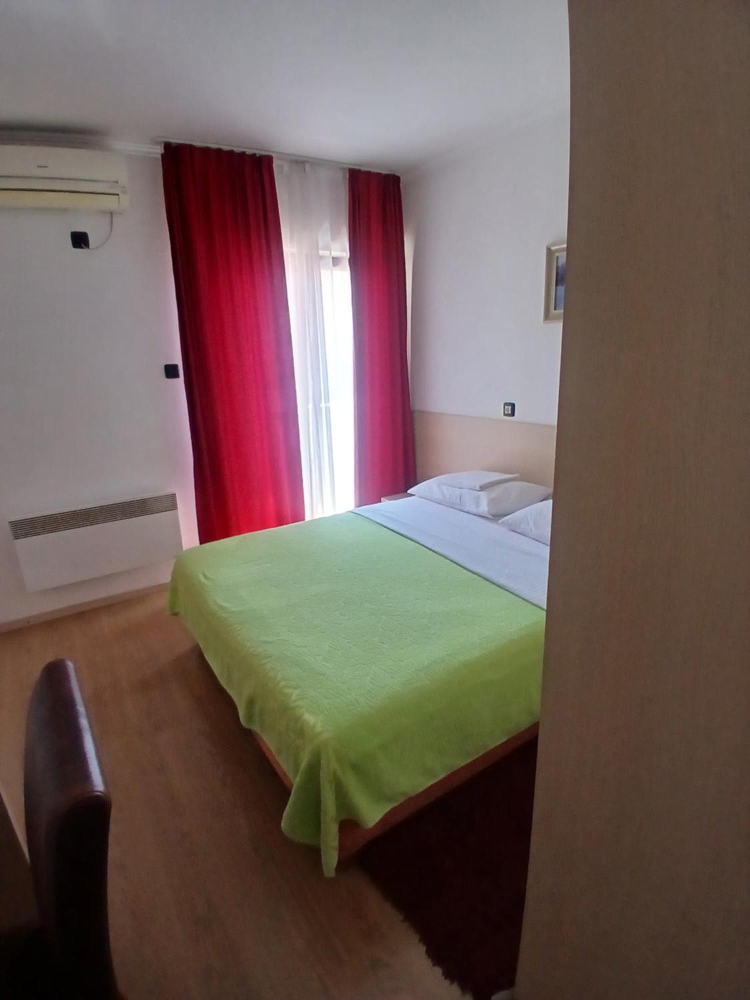 Hotel Viv Требине Екстериор снимка