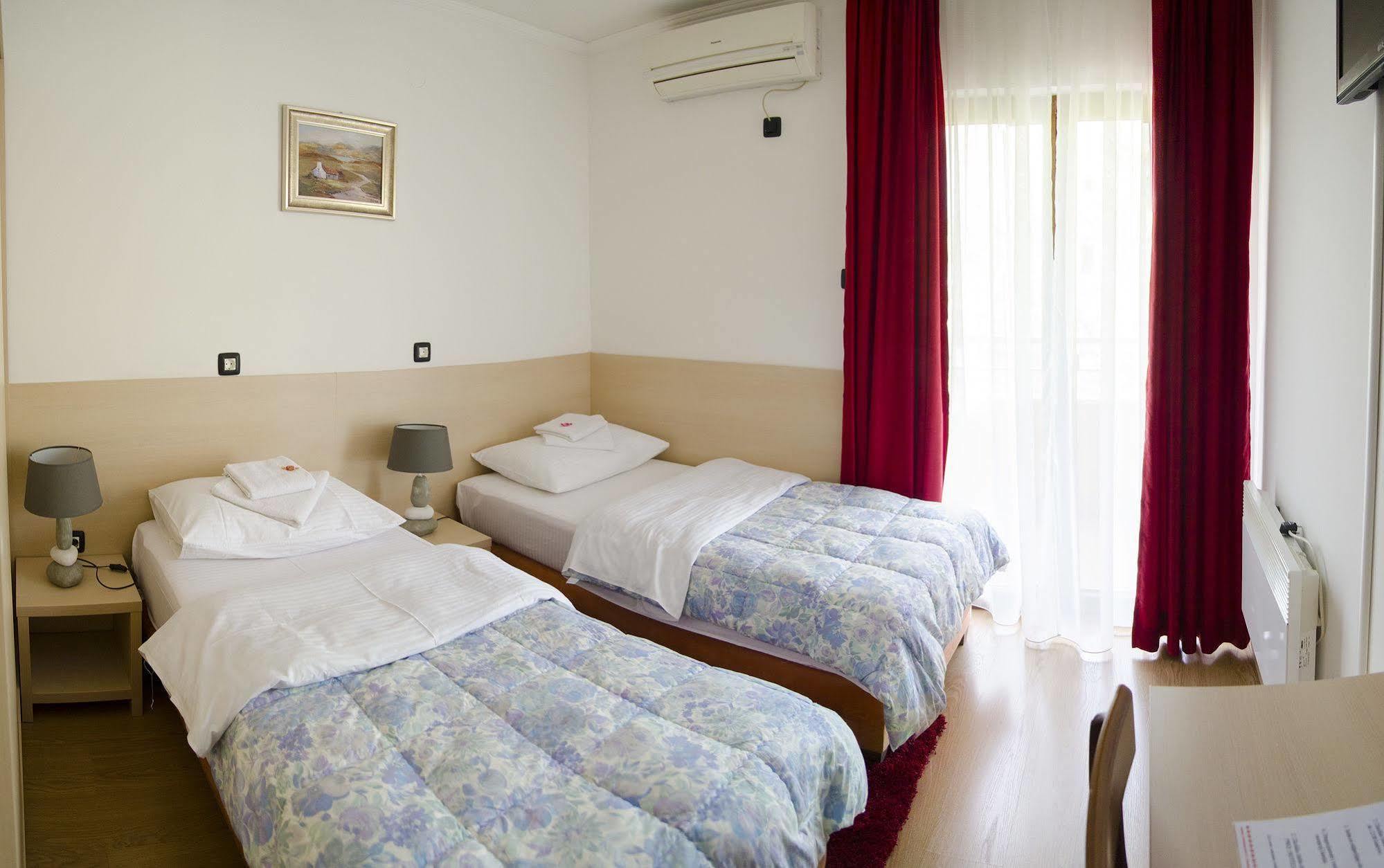 Hotel Viv Требине Екстериор снимка